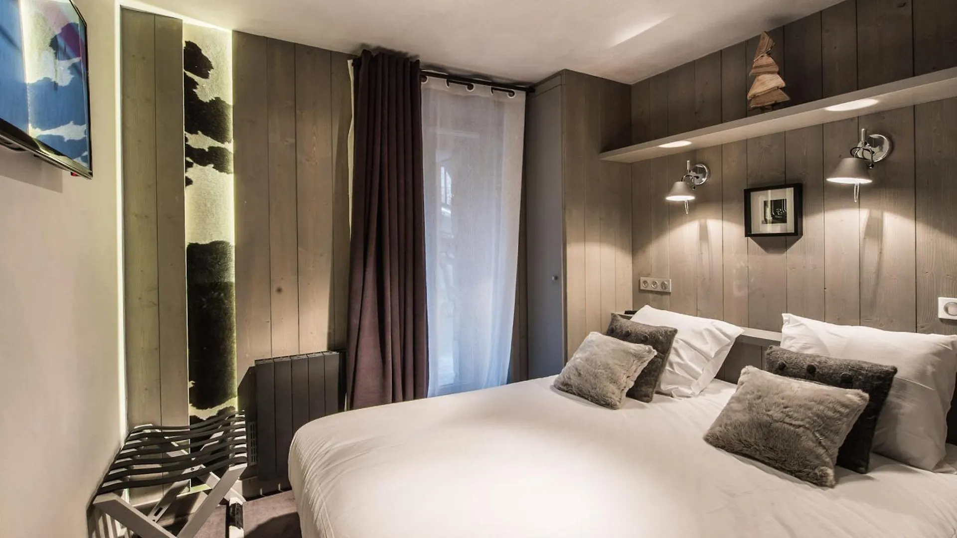 Salers : Elegant 3 Pieces Renove Avec Grand Salon Et Salle A Manger, Centre Moriond, 4/6 Personnes - Fr-1-563-8 Courchevel Apartment