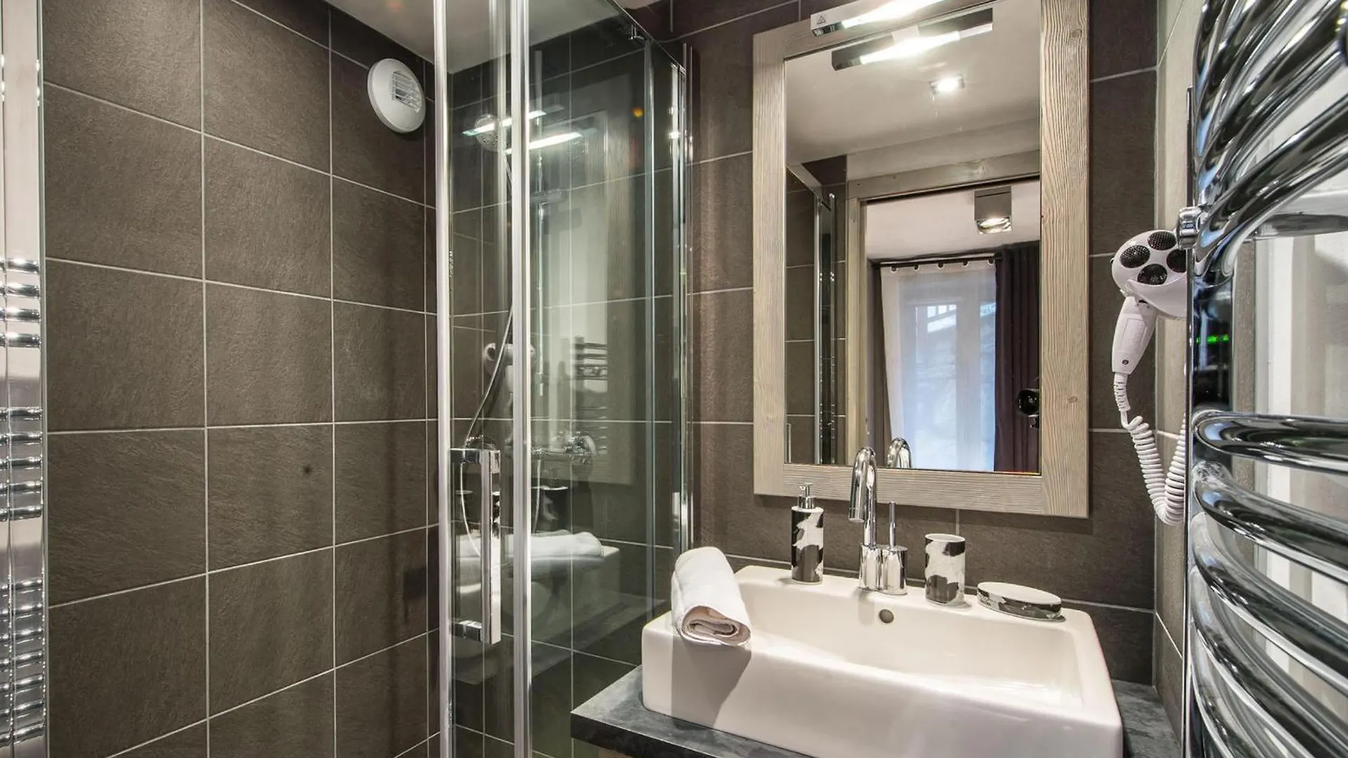 Salers : Elegant 3 Pieces Renove Avec Grand Salon Et Salle A Manger, Centre Moriond, 4/6 Personnes - Fr-1-563-8 Courchevel Apartment